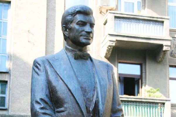 Памятник Анатолию Соловьяненко в Киеве Памятник Анатолию Соловьяненко в Киеве