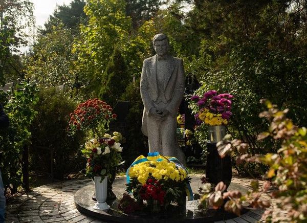 Памятник Анатолию Соловьяненко в Козине Киевской области Памятник Анатолию Соловьяненко в Козине Киевской области