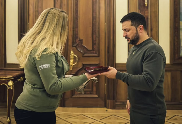 Зеленский вручает Цыбух орден За заслуги Зеленский вручает Цыбух орден За заслуги