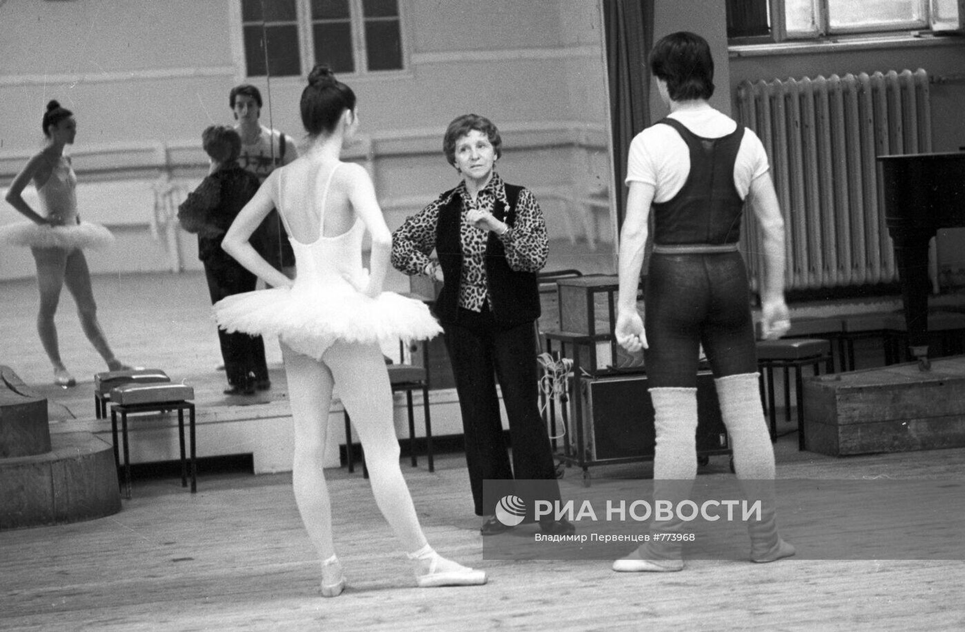 Ольга Лепешинская с воспитанниками. Будапешт, 1979 год Ольга Лепешинская с воспитанниками. Будапешт, 1979 год - РИА Новости, 1920, 27.09.2025