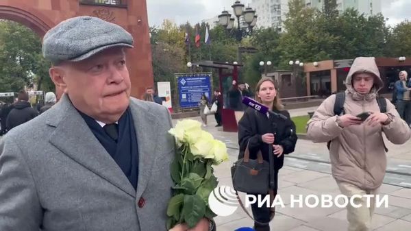 Церемония прощания с режиссером Тиграном Кеосаяном проходит в Армянской Церкви на Олимпийском Проспекте