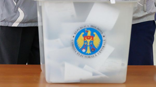 Граждане голосуют на избирательном участке для жителей Приднестровья во время парламентских выборов.