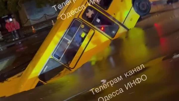 В Одессе под землю провалились легковушка и маршрутка, также потоками воды унесло людей