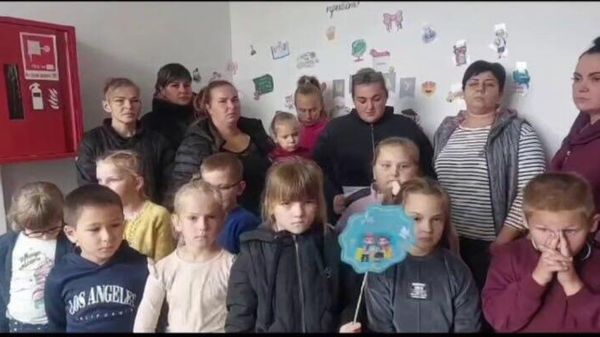 В селе Святовасильевка Днепропетровской области первоклашки и их родители просят выпустить из ТЦК «незаконно мобилизованного» учителя