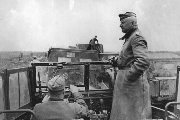 Командующий 11-й армией Эрих фон Манштейн. Южный фронт, февраль 1942 года Командующий 11-й армией Эрих фон Манштейн. Южный фронт, февраль 1942 года