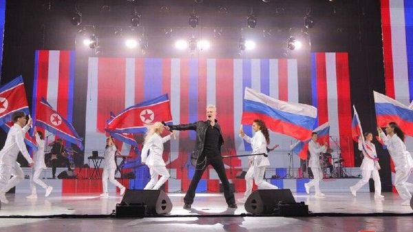 Ким Чен Ын посетил концерт российских деятелей искусства в Пхеньяне и лично поблагодарил их, передает ЦТАК
