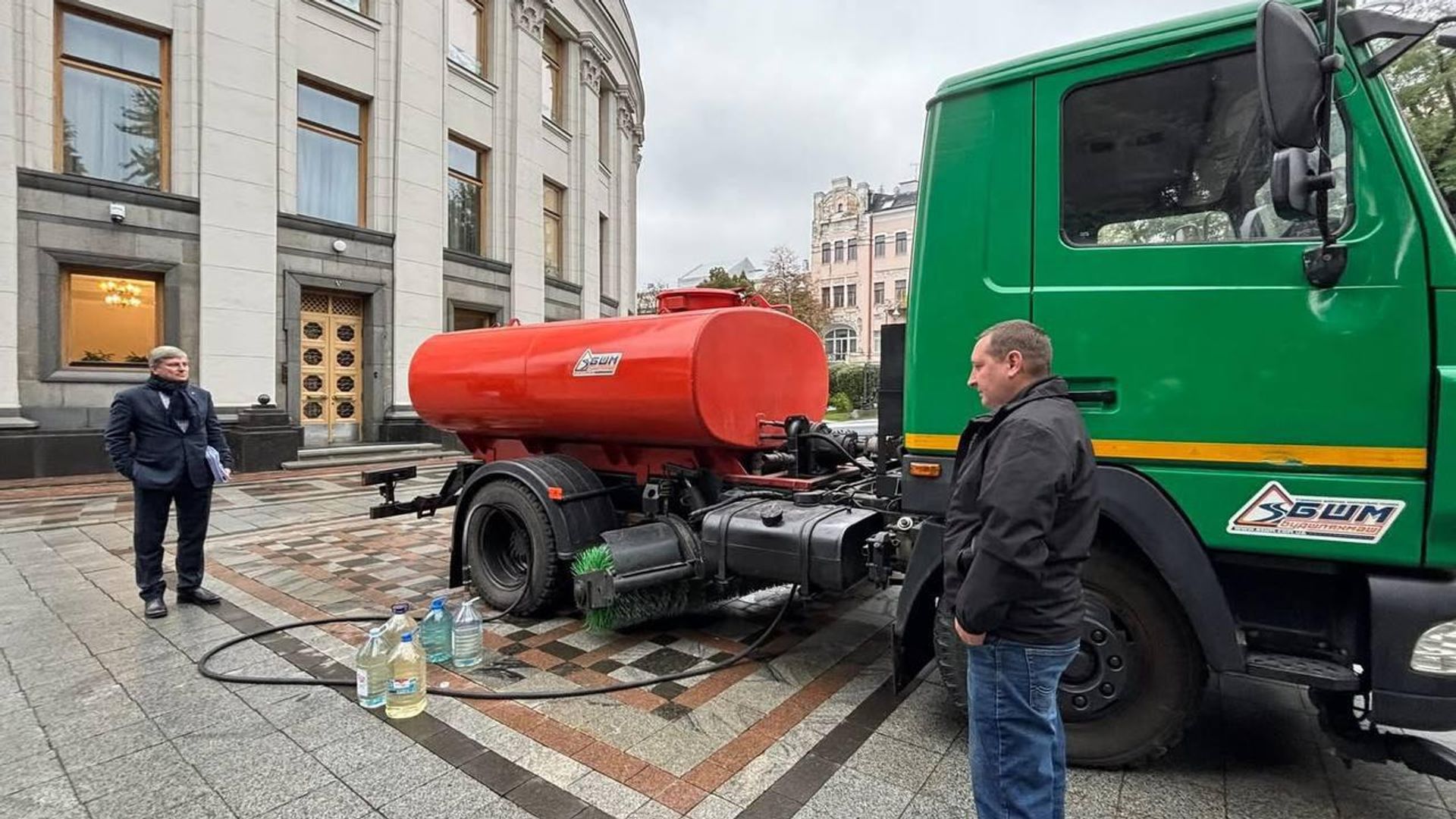 Пока половина Киева сидит без воды, для «элиты» Верховной Рады эту проблему активно стараются решить - РИА Новости, 1920, 10.10.2025
