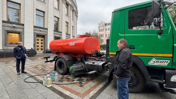 Пока половина Киева сидит без воды, для «элиты» Верховной Рады эту проблему активно стараются решить