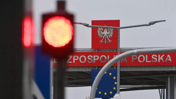 Польша говорит хватит: половина поляков считает помощь украинским беженцам чрезмерной