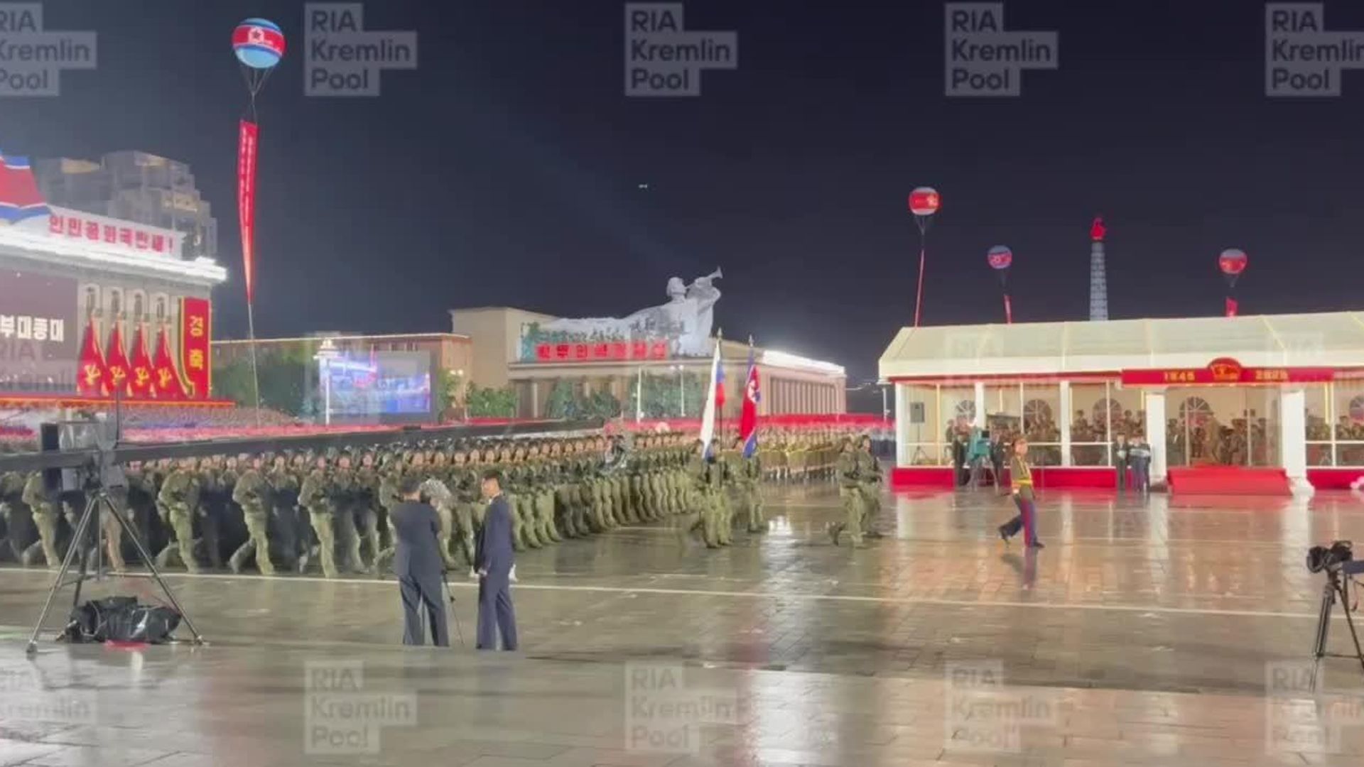 Корейские военнослужащие, участвовавшие в освобождении Курской области, прошли на параде в Пхеньяне с флагами России и КНДР под песню Служить России - РИА Новости, 1920, 10.10.2025