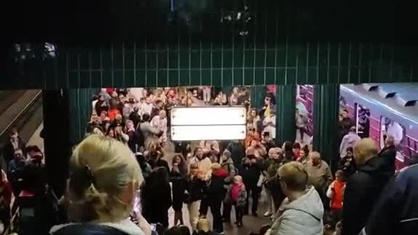 Зе, спускайся к нам, — киевляне, пережидающие тревогу в метро, призывают Зеленского самому прочувствовать последствия своих потужных решений Зе, спускайся к нам, — киевляне, пережидающие тревогу в метро, призывают Зеленского самому прочувствовать последствия своих потужных решений