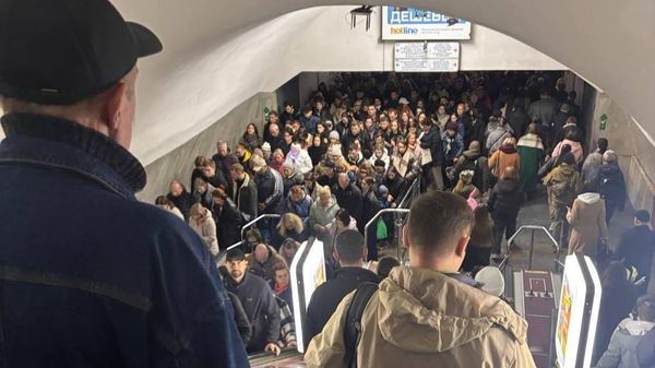 В Киеве частично отключилось электричество в метро, о чем сообщают местные паблики В Киеве частично отключилось электричество в метро, о чем сообщают местные паблики