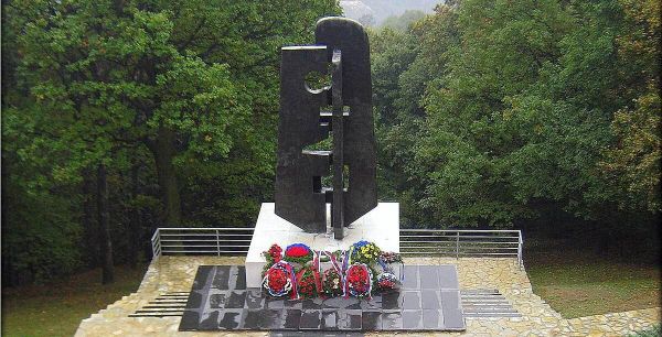 Монумент на месте гибели маршала Бирюзова на горе Авала (фото из соцсетей) 