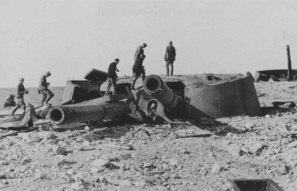 Разрушенная башня 30-й бронебашенной батареи в Севастополе (немецкое фото) Разрушенная башня 30-й бронебашенной батареи в Севастополе (немецкое фото)