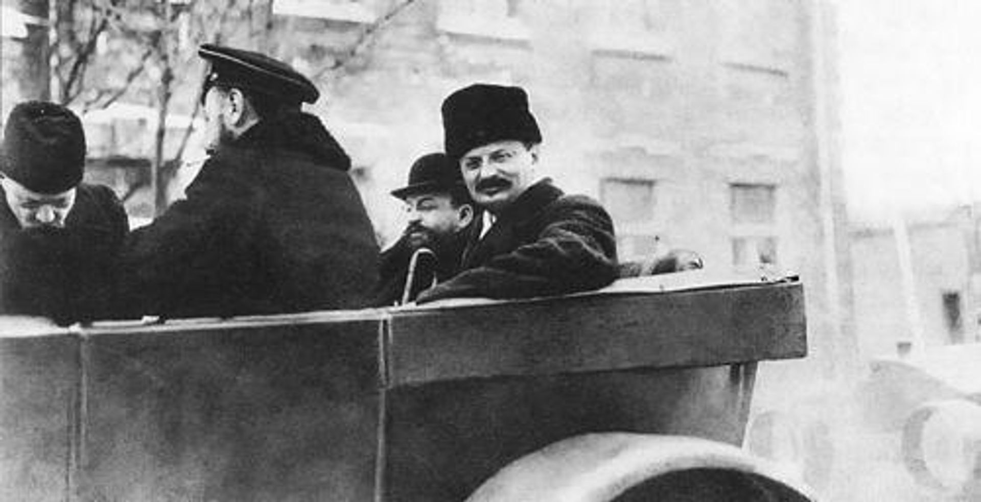 Лев Троцкий и Адольф Иоффе в Бресте, ноябрь 1917 года - РИА Новости, 1920, 19.10.2025