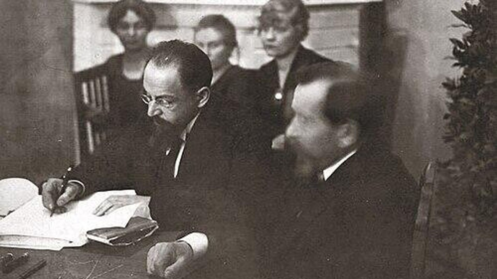 Адольф Иоффе подписывает договор с Эстонией. Тарту, 1920 год Адольф Иоффе подписывает договор с Эстонией. Тарту, 1920 год - РИА Новости, 1920, 22.10.2025