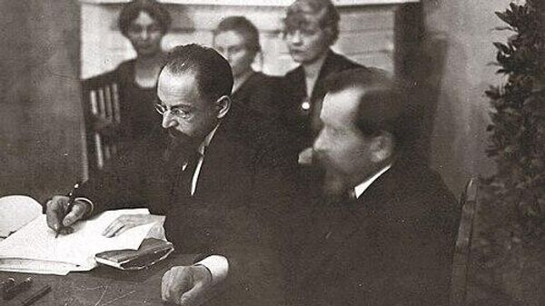 Адольф Иоффе подписывает договор с Эстонией. Тарту, 1920 год