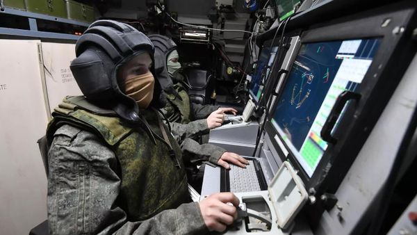 Военнослужащие РФ на рабочих местах в машине боевого управления сил противовоздушной обороны Военнослужащие РФ на рабочих местах в машине боевого управления сил противовоздушной обороны