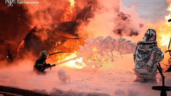 В Полтавской области не могут погасить пожар на нефтегазовом объекте, возникший после прилета