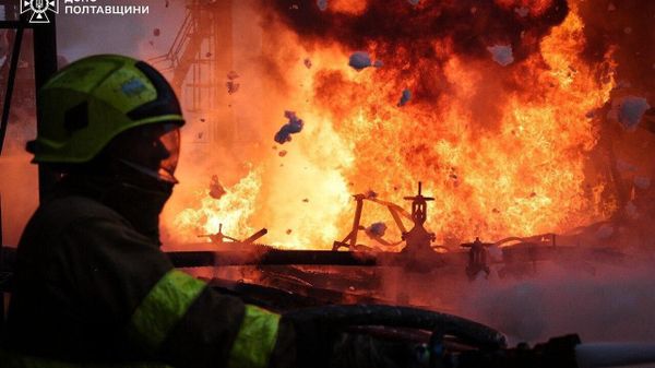 В Полтавской области не могут погасить пожар на нефтегазовом объекте, возникший после прилета