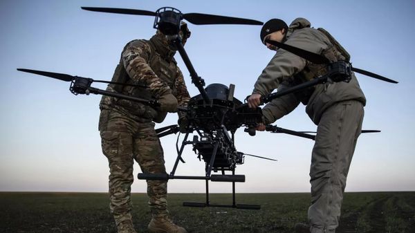 Украинские военнослужащие готовятся к запуску беспилотника Баба-яга