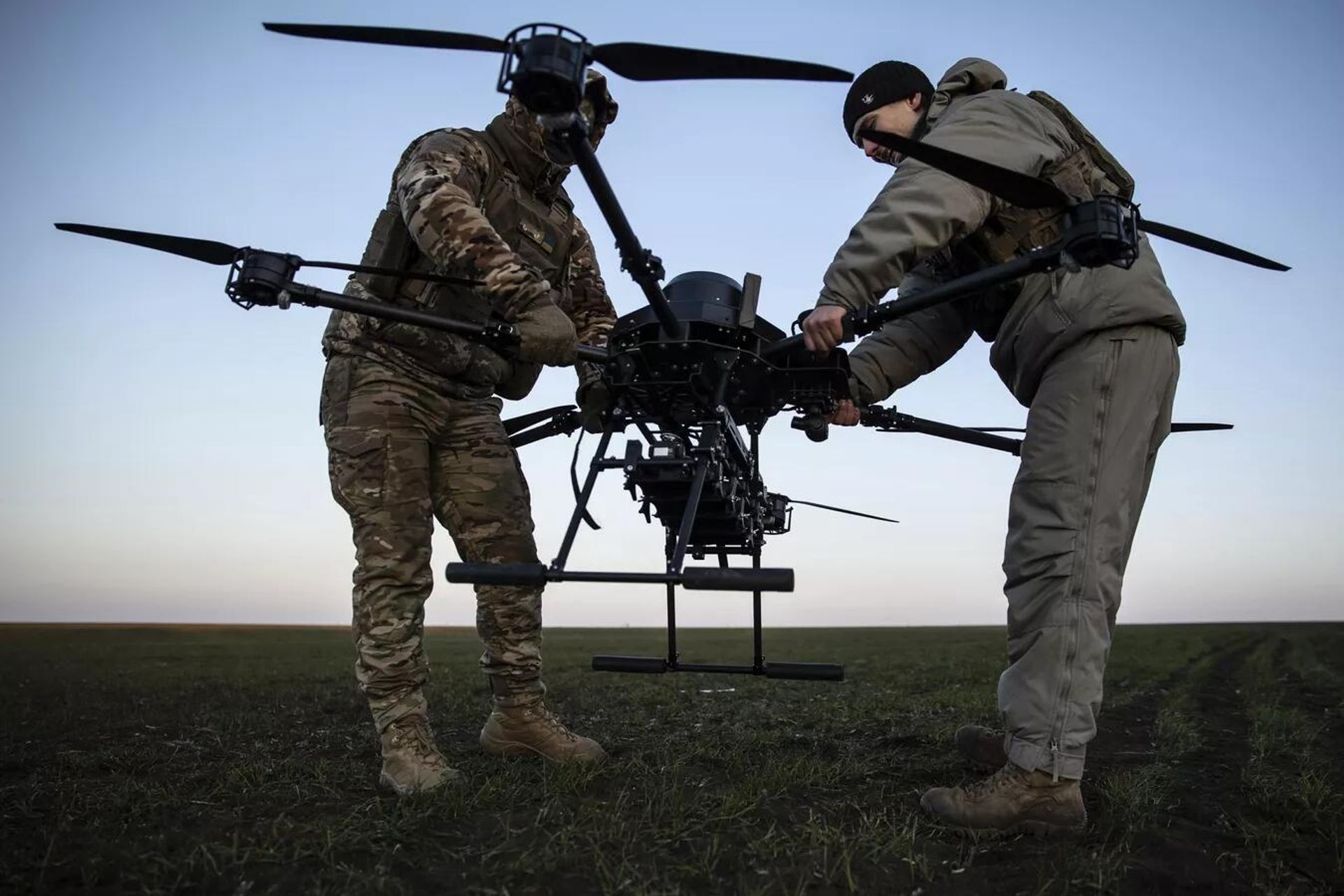 Украинские военнослужащие готовятся к запуску беспилотника Баба-яга - РИА Новости, 1920, 09.03.2026