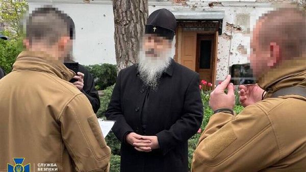 Настоятеля Святогорской Лавры УПЦ митрополита Арсения выпустили из СИЗО решением суда под залог, но тут же увезли в СБУ по новому подозрению