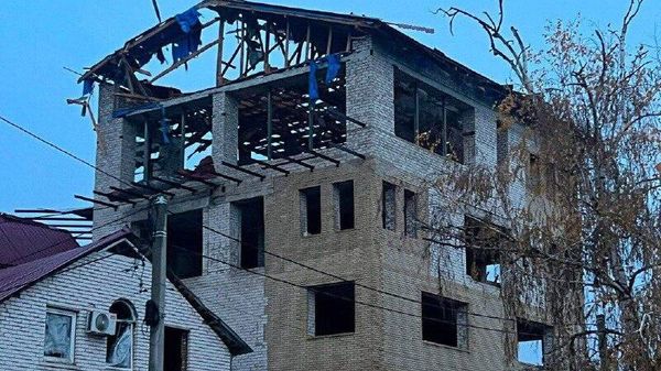В Изюме Харьковской области сегодня ночью были нанесены удары по недостроенному офисному зданию, где ВСУ оборудовали склад, а также в торгово-развлекательном центре, который превратили в военный объект