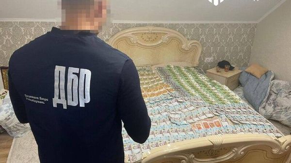 Дворцовая роскошь и кровати, устеленные долларами