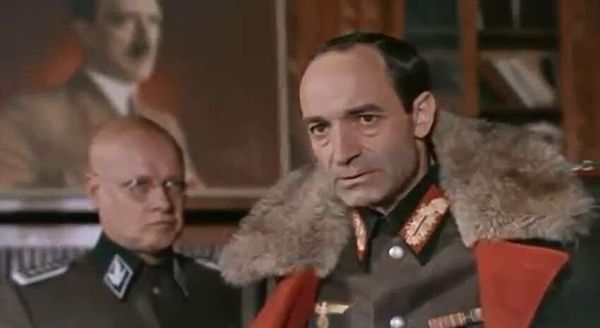 Если враг не сдаётся... (кадр из фильма) Если враг не сдаётся... (кадр из фильма)