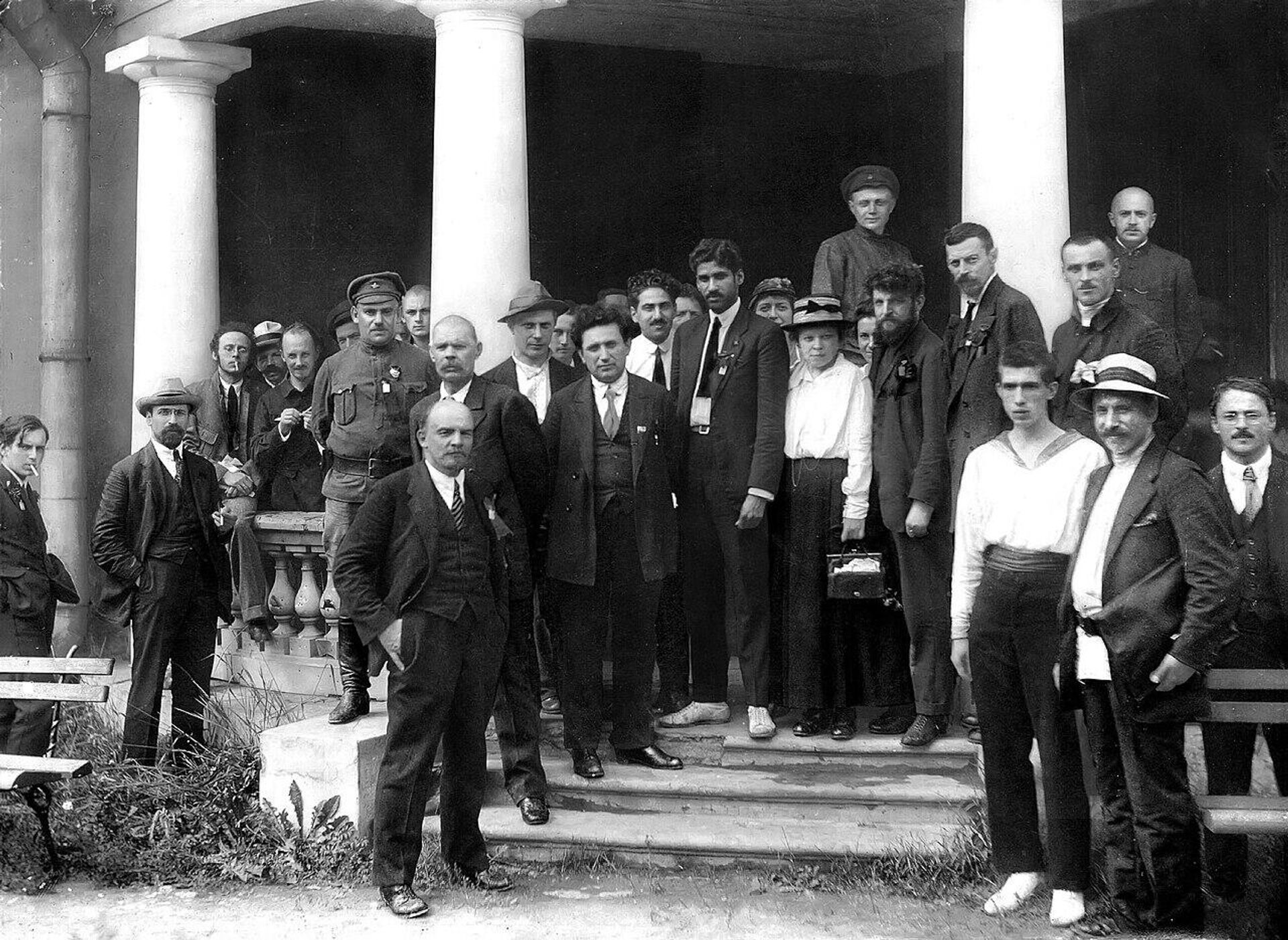 Участники II Конгресса Коминтерна. В центре - Владимир Ленин, Максим Горький и Григорий Зиновьев. Слева: Лев Карахан (второй), Карл Радек (третий), Николай Бухарин (пятый). Единственная женщина - Мария Ульянова. Участники II Конгресса Коминтерна. В центре - Владимир Ленин, Максим Горький и Григорий Зиновьев. Слева: Лев Карахан (второй), Карл Радек (третий), Николай Бухарин (пятый). Единственная женщина - Мария Ульянова. - РИА Новости, 1920, 28.03.2026