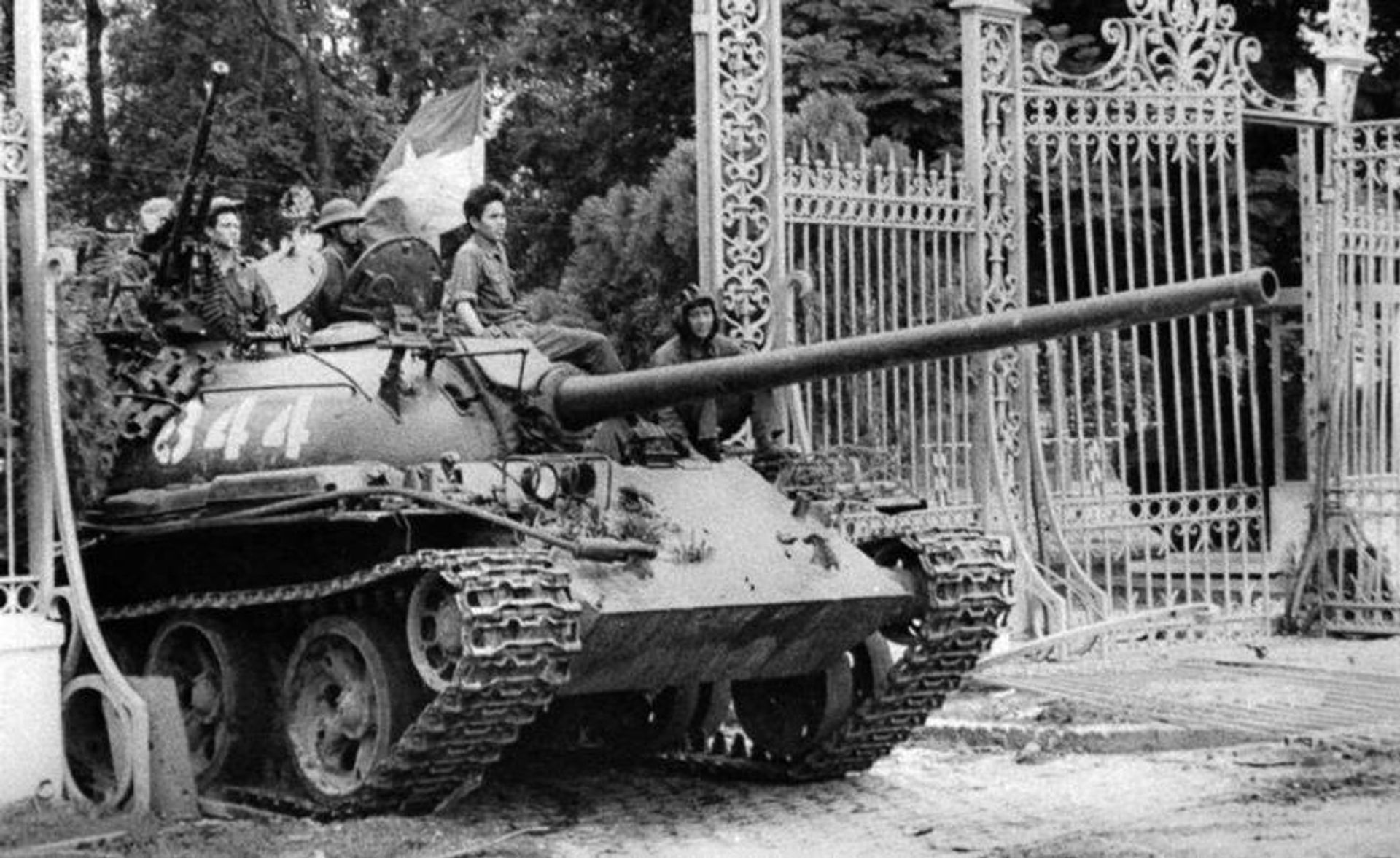 Танк Т-54 Вьетнамской народной армии и ворота президентского дворца в Сайгоне - РИА Новости, 1920, 22.07.2026