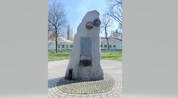 Памятник первым горноспасателям на территории МакНИИ