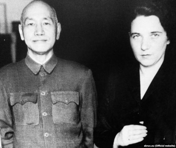 Чан Кайши и Слава Стецько, 1962 год (Фото из социальных сетей) Чан Кайши и Слава Стецько, 1962 год (Фото из социальных сетей)