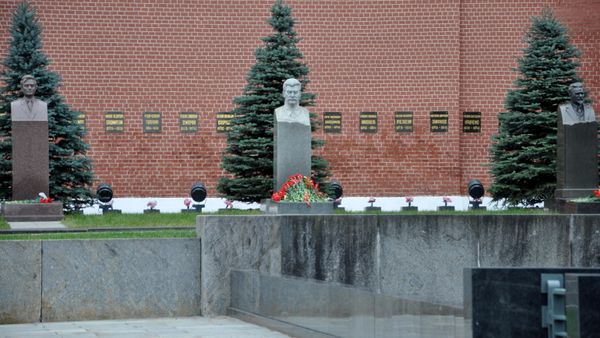Выставка Город живых историй. Цветы у памятника И.В. Сталину Выставка Город живых историй. Цветы у памятника И.В. Сталину