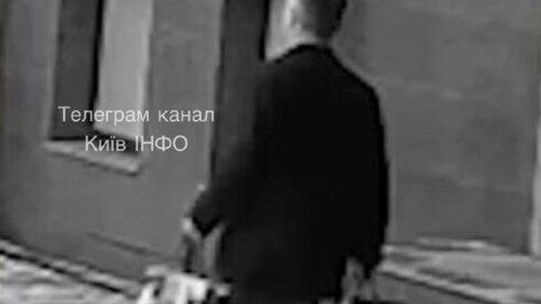 Украинские ТГ-каналы публикуют фото на котором, как заявляется, один из фигурантов дела Миндича и Ко
