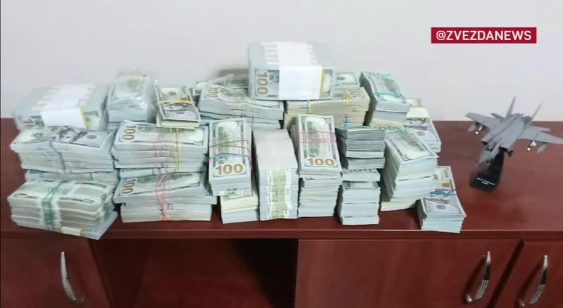 За угон МиГ-31 российским летчикам обещали $1 млн, потом вербовщики увеличили сумму до $3 млн в случае передачи самолета с ракетой Кинжал - РИА Новости, 1920, 11.11.2025