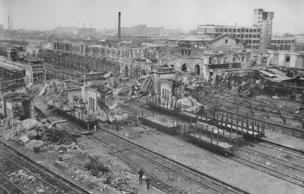 Оккупированный Харьков. Разрушенный Южный вокзал. 1943 год