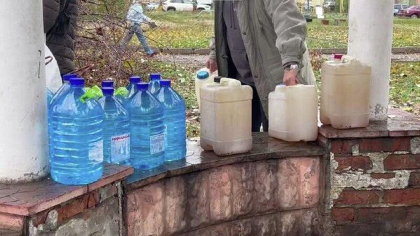 В Павлограде Днепропетровской области сложилась критическая ситуация: жители уже третьи сутки остаются без воды, вынуждены экономить каждую каплю