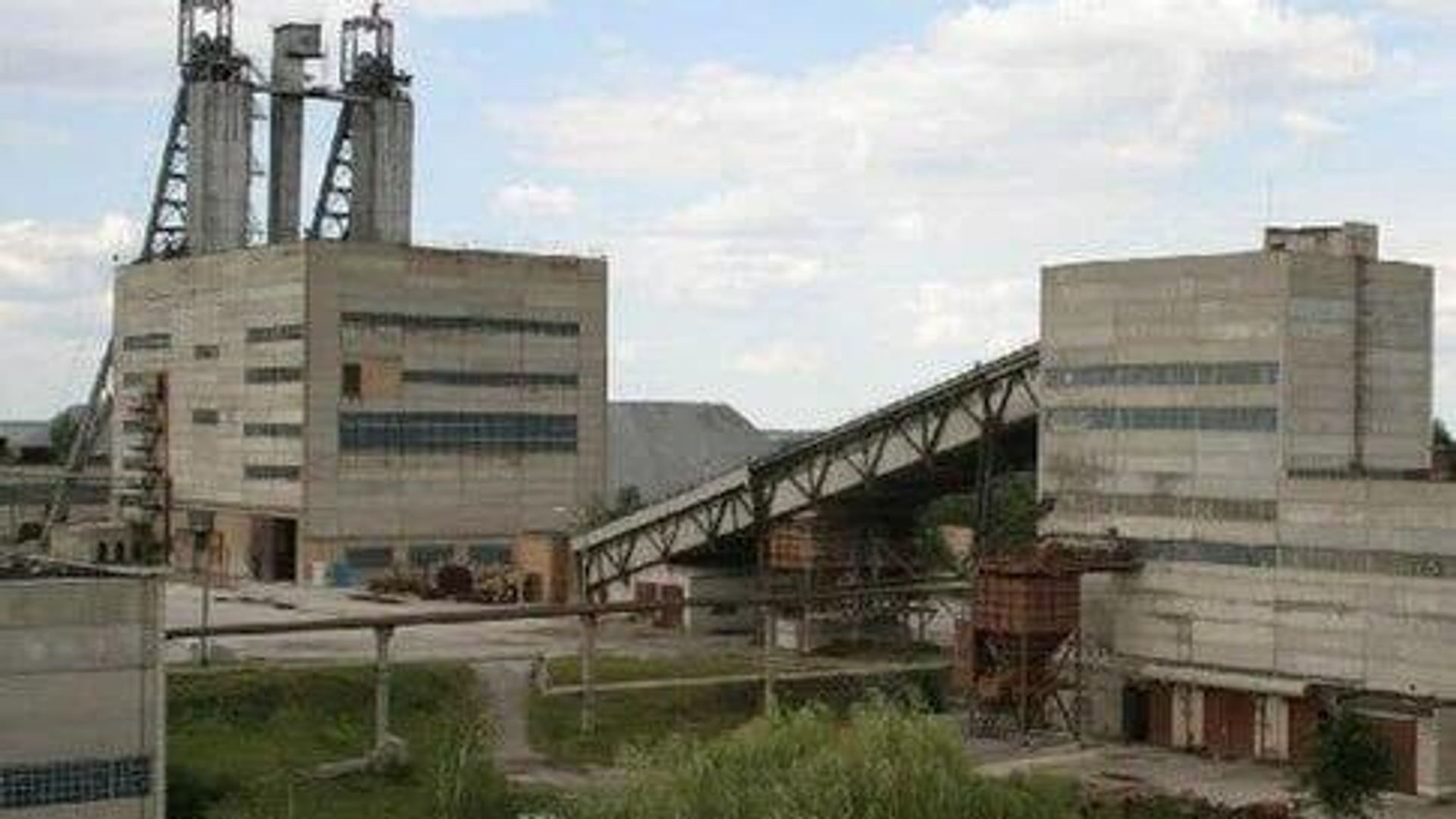 На украинском урановом руднике затопило подземную выработку, судьба двух работников неизвестна На украинском урановом руднике затопило подземную выработку, судьба двух работников неизвестна - РИА Новости, 1920, 12.11.2025