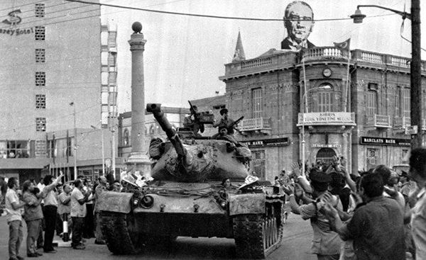Турецкий танк на улице кипрского города, июня 1974 года