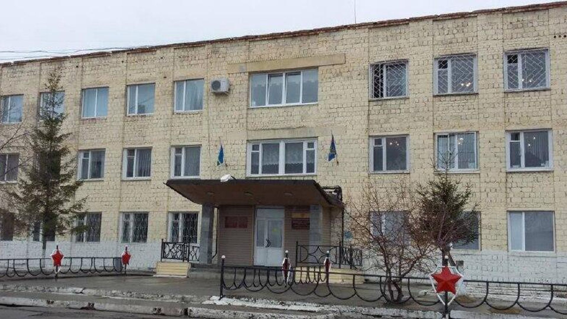 Грузовик с оружием, гранатой и другим арсеналом пытался заехать в колонию № 47 в Каменске-Уральском Грузовик с оружием, гранатой и другим арсеналом пытался заехать в колонию № 47 в Каменске-Уральском - РИА Новости, 1920, 14.11.2025