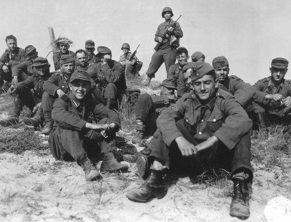 Военнопленные 795-го Восточного (грузинского) батальона вермахта, захваченные американцами в Нормандии, июль 1944 года