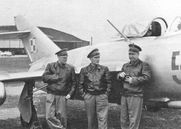 Станислав Скальский (в центре) около своего истребителя Lim-2 (лицензионная копия МиГ-15бис), 1957 год
