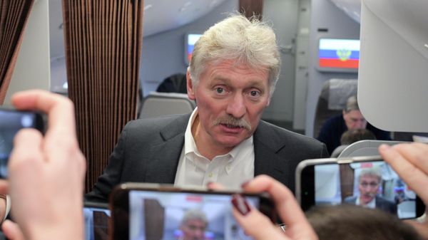 Пресс-секретарь президента РФ Д. Песков пообщался с журналистами на борту самолета