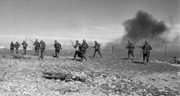 Красноармейцы атакуют. Орловская область, сентябрь 1941 года