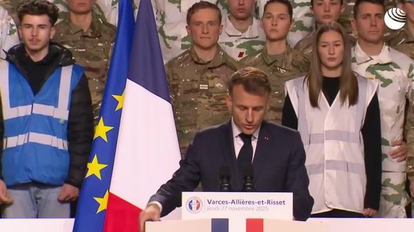 ‼ Французский военный ушёл со сцены во время выступления Макрона, когда тот говорил о необходимости усиления армии