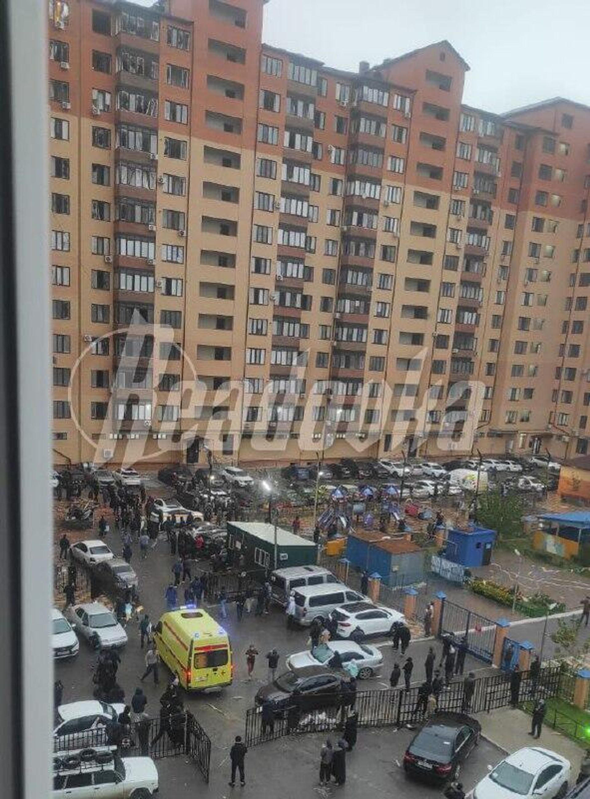 Несколько сильных взрывов прозвучало в Каспийске — повреждена многоэтажка и машины во дворе - РИА Новости, 1920, 01.12.2025
