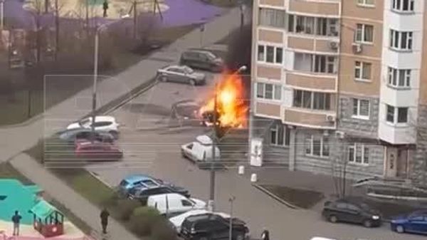 Автомобиль взорвался во дворе жилого дома в Новой Москве