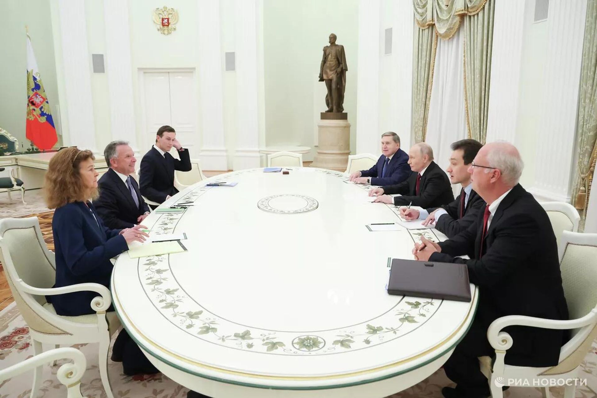 Президент РФ Владимир Путин и спецпосланник президента США Стивен Уиткофф во время встречи - РИА Новости, 1920, 07.12.2025